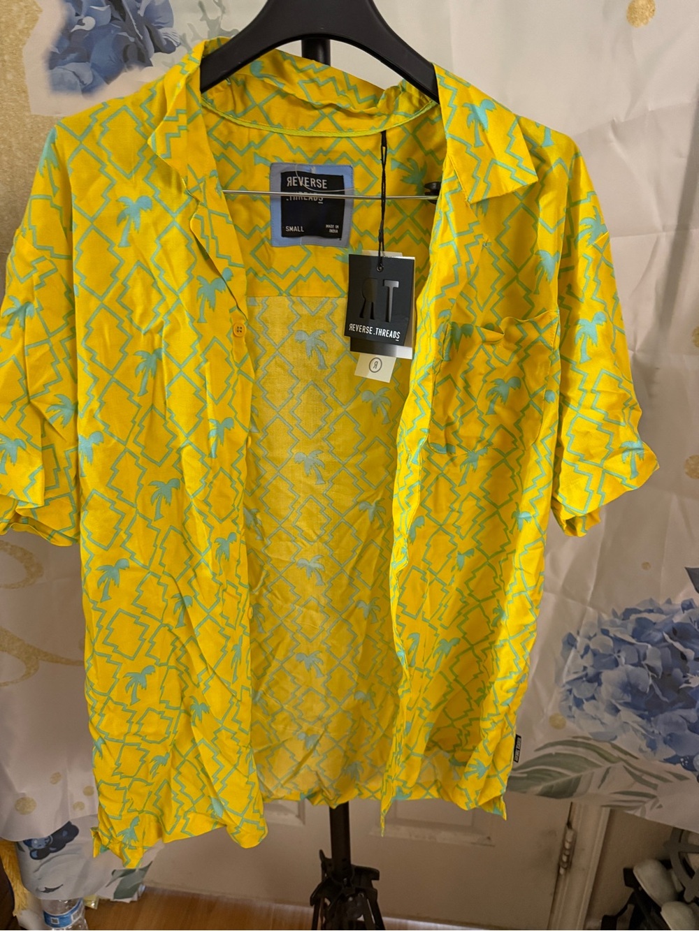 This Reverse Threads shirt is a vibrant button-Down